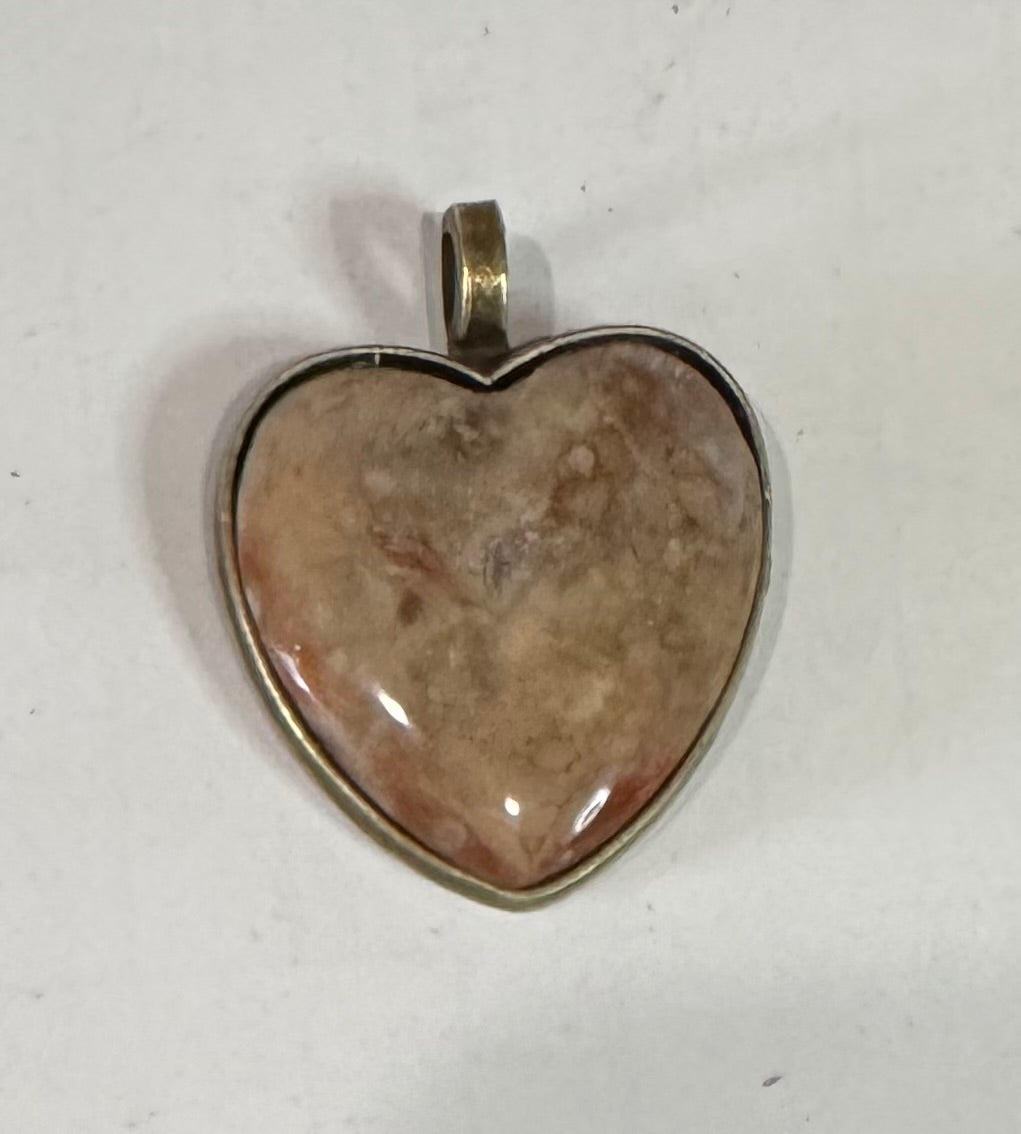 Agate heart pendant